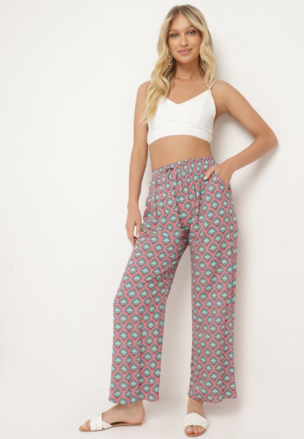 Born2be - Fuksjowo-Zielone Spodnie z Wiskozy w Mozaikowy Wzór z Gumką w Pasie Rivan. Okazja: na co dzień. Stan: podwyższony. Kolor: różowy. Materiał: wiskoza. Styl: casual, elegancki