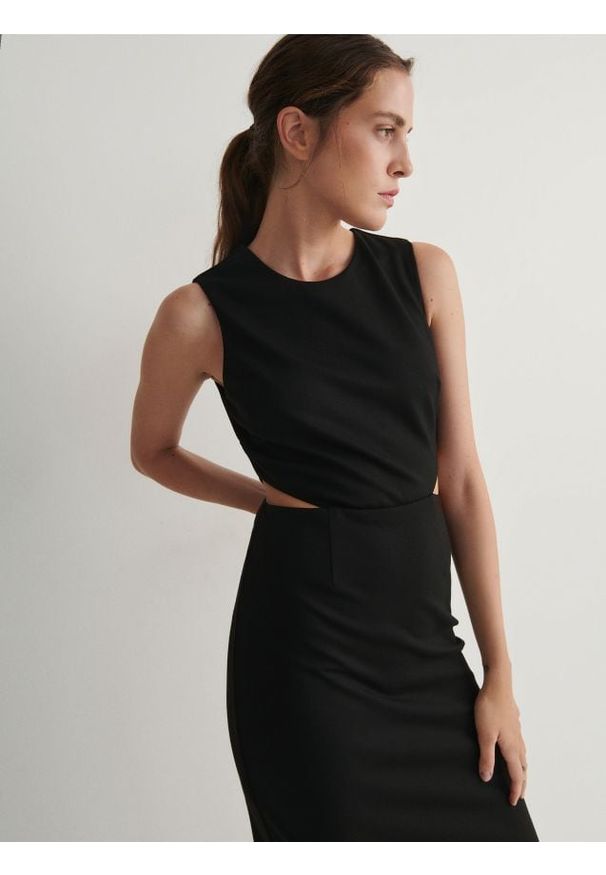 Reserved - Sukienka z wycięciem - czarny. Kolor: czarny. Materiał: dzianina, wiskoza. Typ sukienki: proste