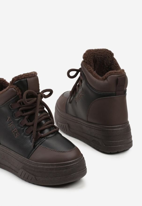 Renee - Czarno-Brązowe Sneakersy Śniegowce Vices na Tłoczonej Platformie z Napisem Olinnea. Okazja: na co dzień. Kolor: czarny. Wzór: napisy. Obcas: na platformie. Wysokość obcasa: średni