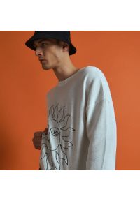Reserved - Sweter z obszernym haftem - Kremowy. Kolor: kremowy. Wzór: haft #1