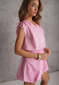 Renee - Różowy Kombinezon z Dekoltem Kopertowym Ozdobiony Wiązaniami na Ramionach Adrelure. Okazja: na co dzień. Kolor: różowy. Długość: krótkie. Wzór: aplikacja. Sezon: lato. Styl: casual #5