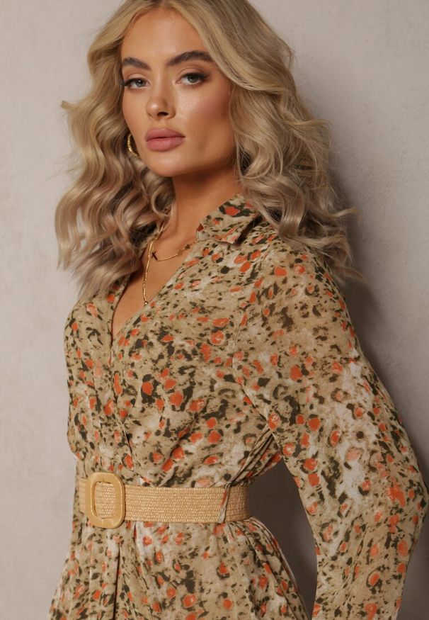 Renee - Jasnozielona Sukienka Rozkloszowana z Kopertowym Dekoltem Galateia. Okazja: na spacer, na co dzień. Typ kołnierza: dekolt kopertowy. Kolor: zielony. Materiał: tkanina. Długość rękawa: długi rękaw. Sezon: jesień, wiosna. Typ sukienki: kopertowe. Styl: casual