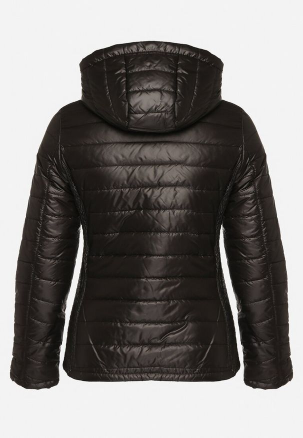 Born2be - Czarna Pikowana Kurtka z Opinanym Kapturem i Wstawkami z Gumek Terilinde. Okazja: na co dzień. Kolor: czarny. Styl: elegancki, casual