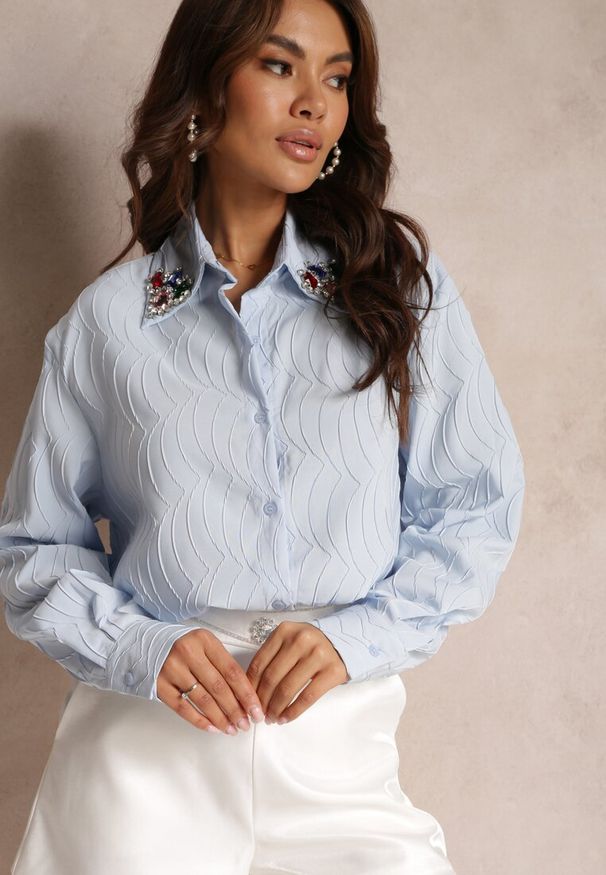 Renee - Niebieska Koszula z Ozdobnymi Kryształkami na Kołnierzyku Savila. Kolor: niebieski