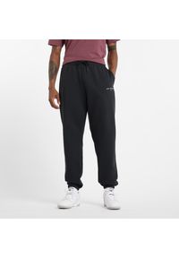 Spodnie męskie New Balance MP51505BK – czarne. Kolor: czarny. Materiał: bawełna, poliester, dresówka, materiał. Wzór: napisy