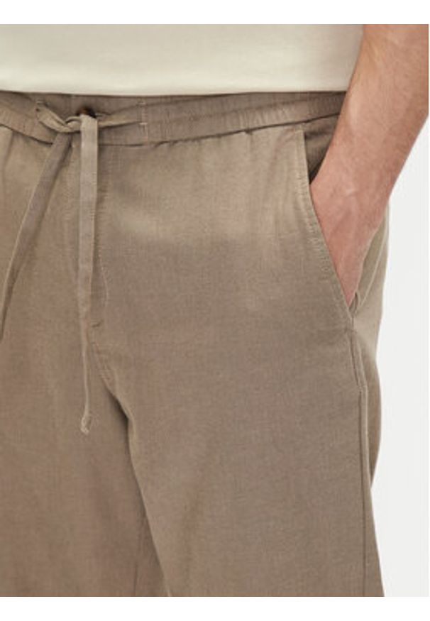 Mustang Spodnie materiałowe Milano 1016330 Szary Tapered Fit. Kolor: zielony. Materiał: bawełna