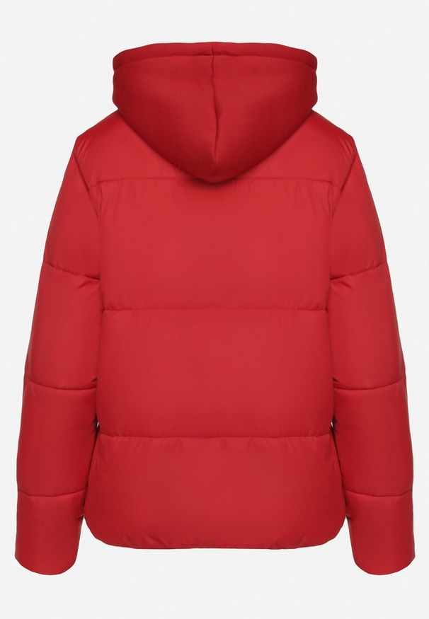 Born2be - Czerwona Pikowana Kurtka z Kapturem Mivuna. Okazja: na co dzień. Typ kołnierza: kaptur. Kolor: czerwony. Materiał: jeans. Długość: krótkie. Styl: casual