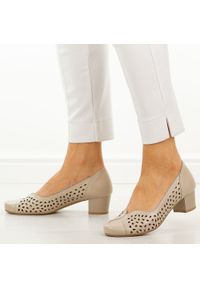 Beżowe ażurowe skórzane Polskie czółenka damskie Gregors 1210. Nosek buta: okrągły. Kolor: beżowy. Szerokość cholewki: normalna. Wzór: ażurowy. Materiał: skóra. Sezon: wiosna, lato. Obcas: na obcasie. Styl: wizytowy, klasyczny, elegancki. Wysokość obcasa: niski #1