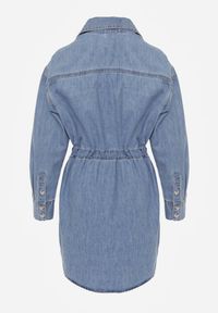 Renee - Niebieska Jeansowa Bawełniana Sukienka Koszulowa z Wiązaniem i Marszczeniem Enatta. Okazja: na co dzień. Kolor: niebieski. Materiał: jeans, bawełna. Wzór: aplikacja. Sezon: lato. Typ sukienki: koszulowe. Styl: casual #6