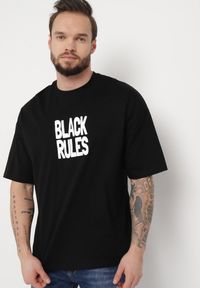 Born2be - Czarna Bawełniana Koszulka T-shirt z Nadrukiem po Obu Stronach Daven. Kolor: czarny. Materiał: bawełna. Długość rękawa: krótki rękaw. Długość: krótkie. Wzór: nadruk #4