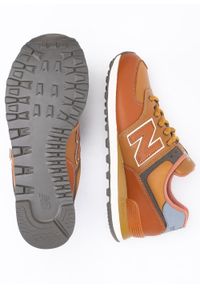 Sneakersy męskie brązowe New Balance ML574OMA. Okazja: na co dzień. Kolor: brązowy. Materiał: guma, zamsz, materiał. Szerokość cholewki: normalna. Sezon: jesień, lato. Model: New Balance 574. Sport: bieganie