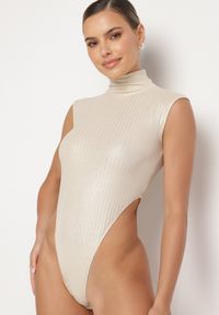 Born2be - Beżowe Body z Golfem i Metalicznym Połyskiem Zinnvara. Okazja: na co dzień. Typ kołnierza: golf. Kolor: beżowy. Materiał: jeans. Długość rękawa: długi rękaw. Długość: długie. Styl: wizytowy, elegancki, casual #4