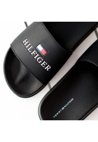 TOMMY HILFIGER - Czarne Klapki Tommy Hilfiger Modne Buty Na Lato. Okazja: na plażę. Kolor: czarny. Wzór: jodełka, nadruk. Sezon: lato. Styl: elegancki #8