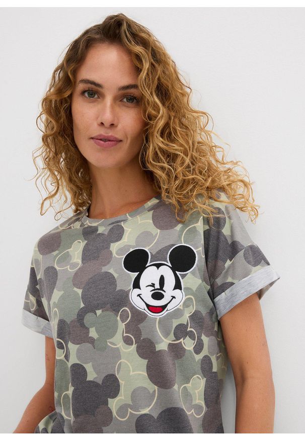 bonprix - T-shirt z motywem Myszki Miki. Kolor: zielony. Materiał: wiskoza. Długość rękawa: krótki rękaw. Długość: krótkie. Wzór: moro, aplikacja