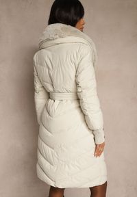 Renee - Biała Pikowana Kurtka o Eleganckim Kroju z Futerkiem i Wiązanym Paskiem Galinessa. Kolor: biały. Materiał: futro. Sezon: zima. Styl: elegancki #4