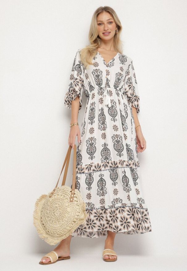 Born2be - Biało-Szara Bawełniana Sukienka z Gumką w Talii w Etno Wzór Orrinelle. Okazja: na co dzień, na spacer. Typ kołnierza: dekolt w serek. Kolor: biały. Materiał: bawełna. Sezon: lato. Typ sukienki: proste. Styl: etno