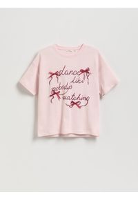 Reserved - T-shirt z aplikacją - pastelowy róż. Kolor: różowy. Materiał: bawełna. Wzór: aplikacja