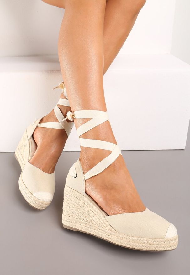 Born2be - Beżowe Sandały Orphali. Nosek buta: okrągły. Zapięcie: pasek. Kolor: beżowy. Materiał: materiał. Obcas: na koturnie. Styl: boho