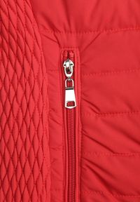 Born2be - Czerwona Pikowana Kamizelka ze Stójką i Zasuwanymi Kieszeniami Lorenith. Typ kołnierza: kołnierzyk stójkowy. Kolor: czerwony. Materiał: jeans. Styl: elegancki #5