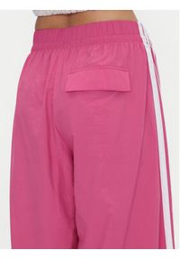 Adidas - adidas Spodnie dresowe Essentials 3-Stripes JC8167 Różowy Loose Fit. Kolor: różowy. Materiał: syntetyk