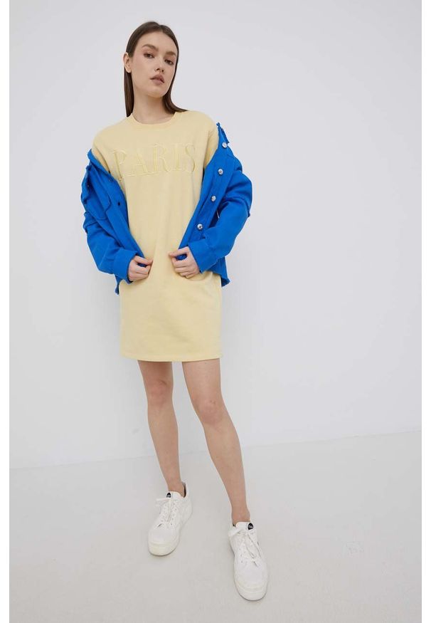 JDY sukienka kolor beżowy mini prosta. Okazja: na co dzień. Kolor: beżowy. Materiał: dzianina. Wzór: aplikacja. Typ sukienki: proste. Styl: casual. Długość: mini
