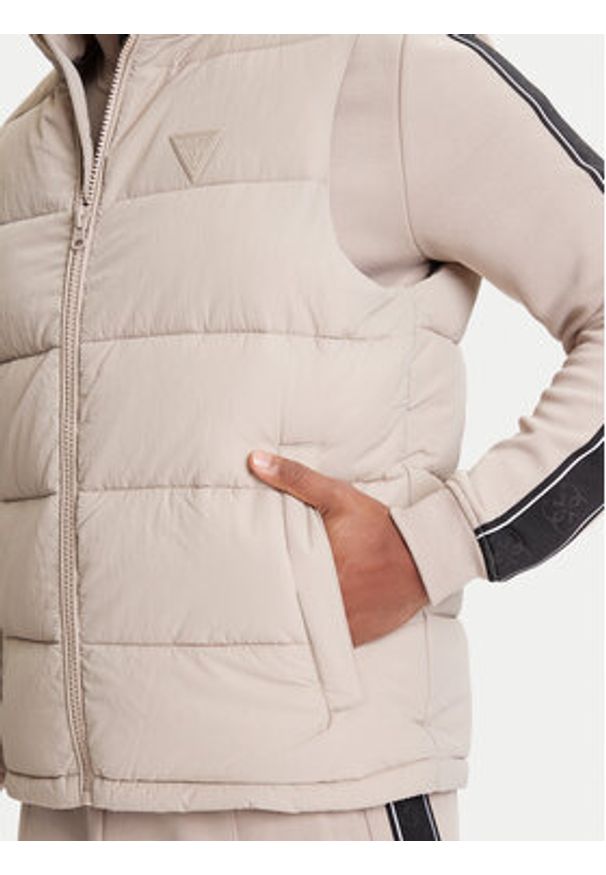 Guess Bezrękawnik Z5YL08 WGTN0 Beżowy Regular Fit. Kolor: beżowy. Materiał: syntetyk. Długość rękawa: bez rękawów