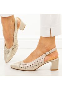 Złote ażurowe czółenka damskie bez pięty Sergio Leone Sk463. Okazja: do pracy, na wesele, na ślub cywilny. Zapięcie: pasek. Kolor: złoty. Szerokość cholewki: normalna. Wzór: ażurowy. Materiał: skóra. Sezon: wiosna, lato. Obcas: na obcasie. Styl: elegancki, klasyczny, wizytowy. Wysokość obcasa: niski #1