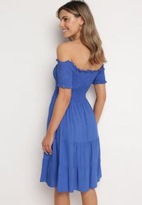 Born2be - Niebieska Bawełniana Sukienka z Hiszpańskim Dekoltem z Szerokimi Falbanami na Dole Bliria. Okazja: na spacer, na co dzień. Typ kołnierza: dekolt hiszpanka. Kolor: niebieski. Materiał: bawełna. Sezon: lato. Typ sukienki: rozkloszowane. Styl: casual, wakacyjny, elegancki #4