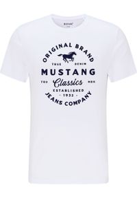 Mustang - MUSTANG ALEX C PRINT MĘSKI T-SHIRT KOSZULKA LOGO TEE GENERAL WHITE 1015052 2045. Wzór: nadruk