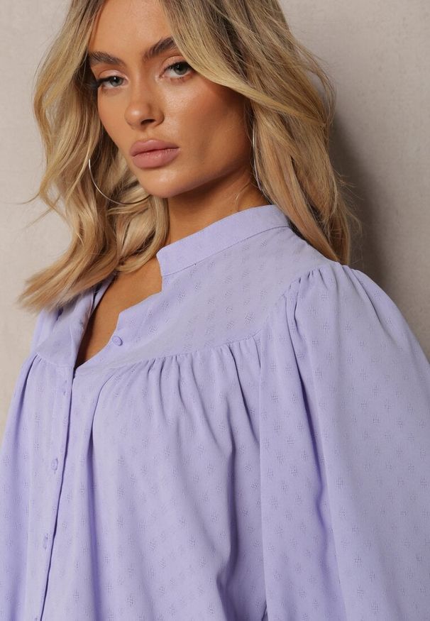 Renee - Fioletowa Koszula ze Stójką Inspirowana Stylem Retro Bubiana. Typ kołnierza: kołnierzyk stójkowy. Kolor: fioletowy. Styl: retro