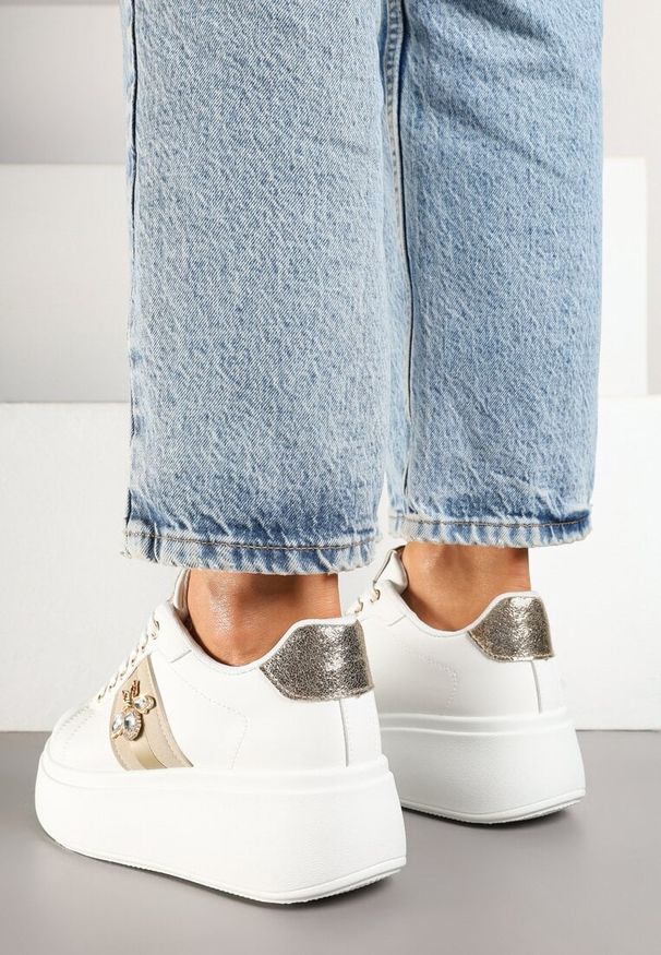 Renee - Biało-Złote Sneakersy z Ozdobną Aplikacją Owada z Przeszyciami na Platformie Ommea. Kolor: biały. Wzór: aplikacja. Obcas: na platformie