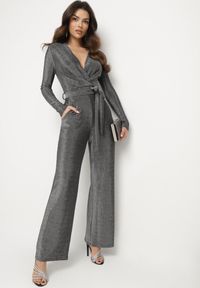 Born2be - Srebrny Kombinezon z Wiskozą o Kopertowym Kroju z Paskiem Temaviel. Okazja: na co dzień. Kolor: srebrny. Materiał: wiskoza. Długość: długie. Styl: elegancki, casual, sportowy, wizytowy #1