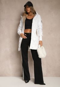 Renee - Biała Casualowa Kurtka z Kapturem i Pikowanymi Przeszyciami Emmize. Okazja: na co dzień. Typ kołnierza: kaptur. Kolor: biały. Materiał: jeans. Styl: casual #5