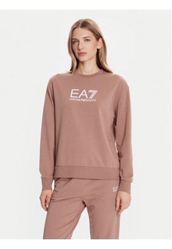 EA7 Emporio Armani Dres 7W000115 AF13135 U6108 Brązowy Regular Fit. Kolor: brązowy. Materiał: bawełna