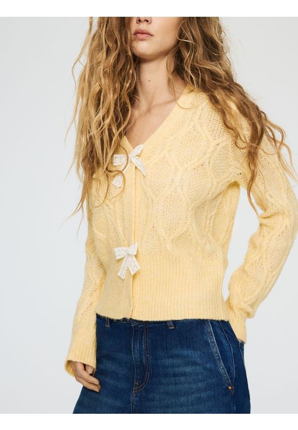 Reserved - Kardigan z kokardkami - żółty. Typ kołnierza: kokarda. Kolor: żółty. Materiał: dzianina, wełna