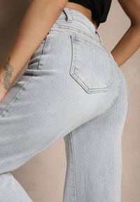 Renee - Jasnoniebieskie Jeansy High Waist o Szerokim Kroju w Klasycznym Stylu Sesalitia. Okazja: na co dzień. Stan: podwyższony. Kolor: niebieski. Wzór: aplikacja. Styl: klasyczny