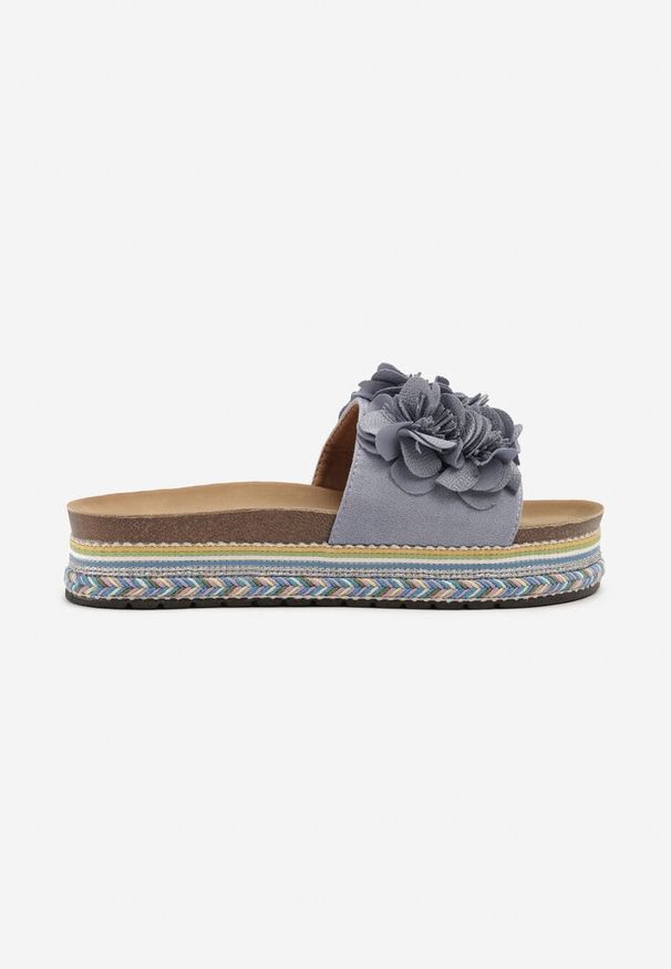 Renee - Niebieskie Klapki na Plecionej Podeszwie z Kwiatami 3D Cleoniae. Okazja: na co dzień, na imprezę. Kolor: niebieski. Materiał: jeans. Wzór: kwiaty. Sezon: lato. Styl: elegancki, casual