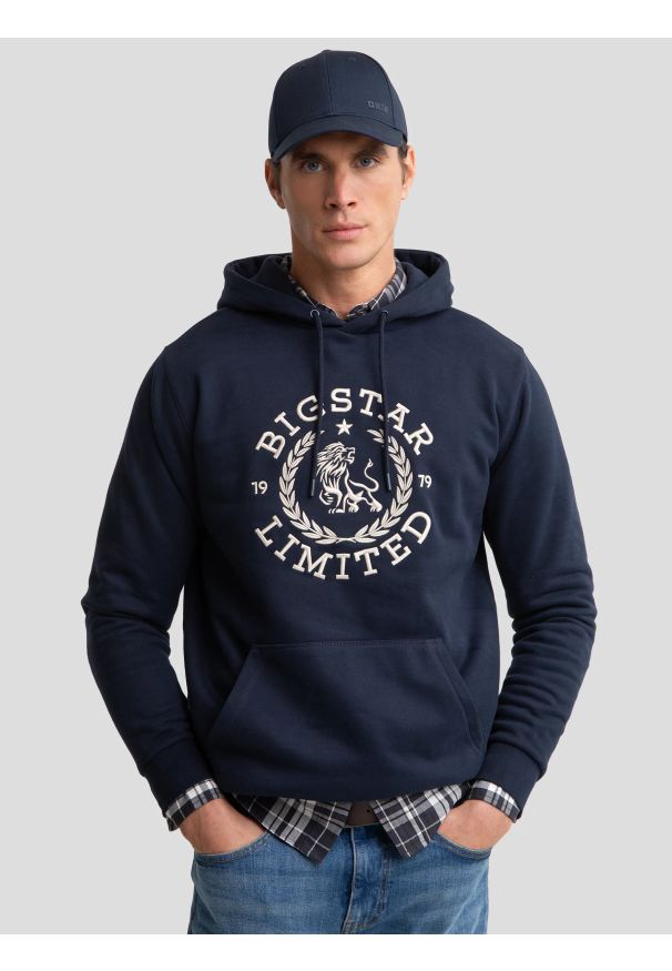 Big-Star - Bluza męska z kapturem granatowa Hanes 403. Okazja: na co dzień. Typ kołnierza: kaptur. Kolor: niebieski. Materiał: dzianina. Wzór: haft. Styl: casual, klasyczny, retro, wakacyjny