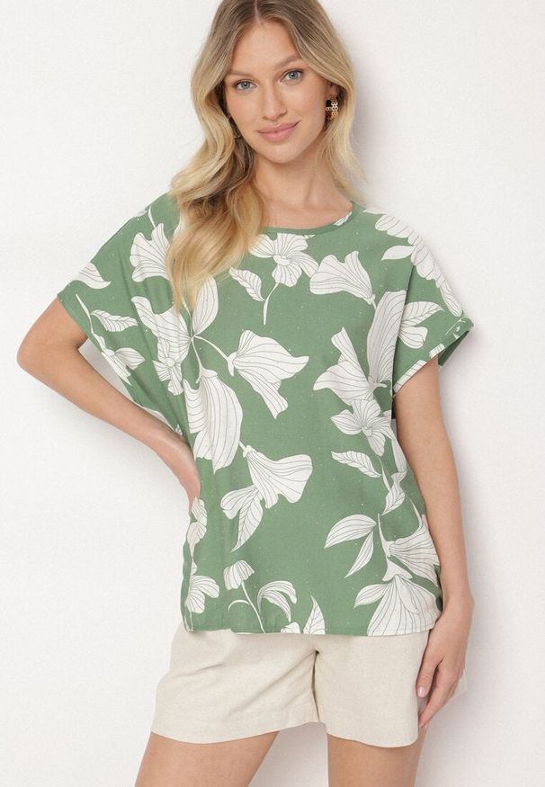 Born2be - Zielona Bluzka o Nietoperzowym Kroju z Lnem i Wiskozą Zdobiona Cyrkoniami Rinelitia. Okazja: na co dzień. Kolor: zielony. Materiał: len, wiskoza. Długość rękawa: krótki rękaw. Długość: krótkie. Wzór: aplikacja. Styl: casual, glamour, klasyczny