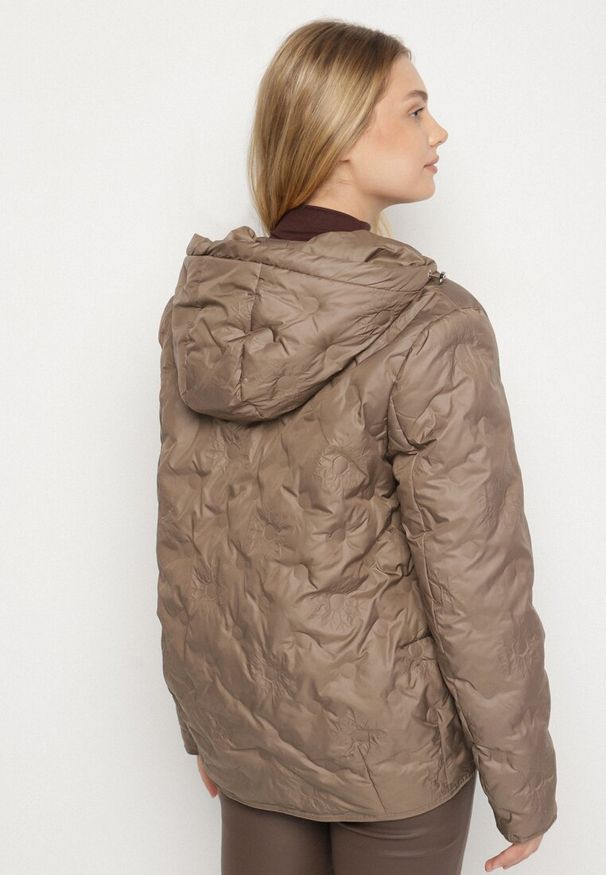 Born2be - Brązowa Pikowana Kurtka Przejściowa z Kapturem Arivitte. Okazja: na co dzień. Typ kołnierza: kaptur. Kolekcja: plus size. Kolor: brązowy. Materiał: jeans. Styl: casual, elegancki