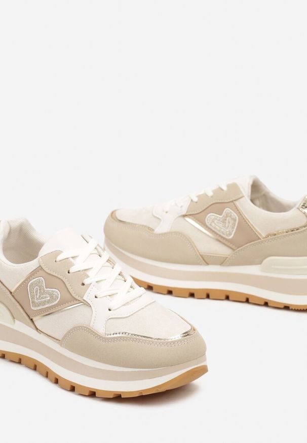 Born2be - Beżowe Sneakersy na Grubej Podeszwie Ozdobione Sercem i Metalicznymi Wstawkami Verioras. Okazja: na co dzień. Zapięcie: sznurówki. Kolor: beżowy. Materiał: jeans. Wzór: aplikacja