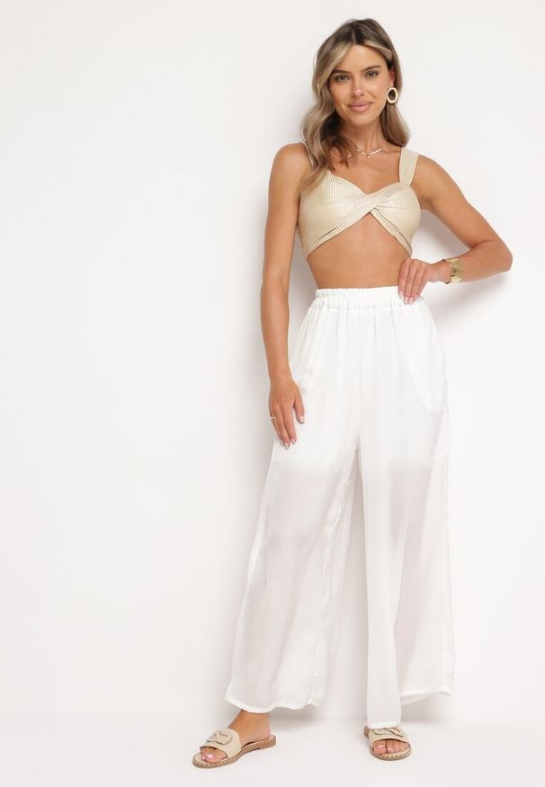 Born2be - Białe Szerokie Spodnie z Wiskozy z Wysokim Stanem Rissalie. Okazja: na co dzień. Stan: podwyższony. Kolor: biały. Materiał: wiskoza. Długość: długie. Styl: klasyczny, casual, elegancki