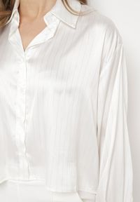 Born2be - Biała Koszula Oversize Ozdobiona Metaliczną Nicią Ivenna. Kolor: biały. Wzór: aplikacja #5