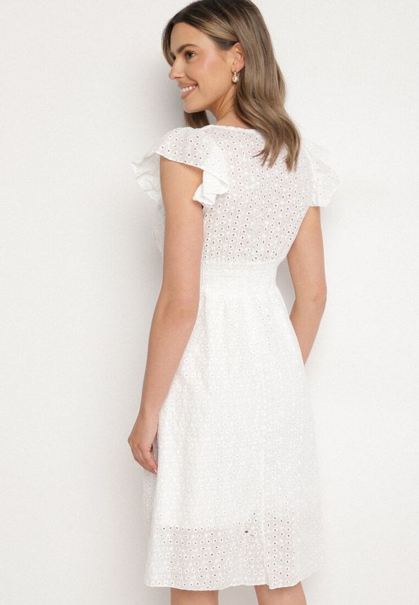 Born2be - Biała Bawełniana Sukienka o Rozkloszowanym Kroju z Haftami Nelalina. Okazja: na co dzień. Typ kołnierza: dekolt w kształcie V. Kolor: biały. Materiał: bawełna. Wzór: haft. Typ sukienki: rozkloszowane. Styl: klasyczny, casual, elegancki. Długość: midi