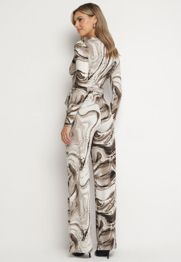 Born2be - Beżowo-Brązowy Kombinezon z Wiązanym Paskiem i Kopertowym Dekoltem w Abstrakcyjny Wzór Sairisse. Kolor: beżowy. Materiał: dzianina. Styl: elegancki