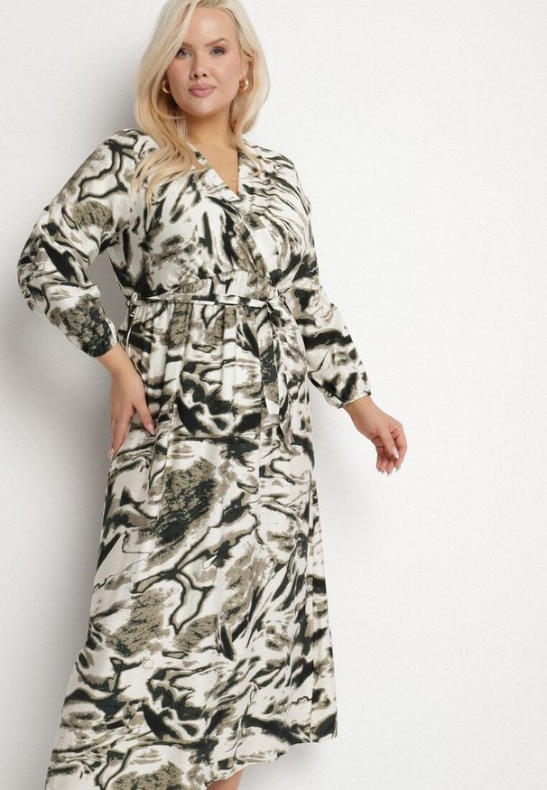 Born2be - Zielona Rozkloszowana Sukienka Kopertowa z Wiskozą w Abstrakcyjny Wzór Dleffia. Okazja: na co dzień. Typ kołnierza: dekolt w serek. Kolekcja: plus size. Kolor: zielony. Materiał: wiskoza. Typ sukienki: kopertowe. Styl: elegancki, casual