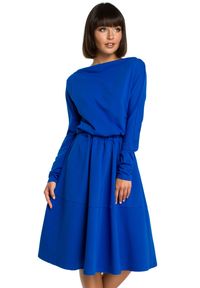 BE - Rozkloszowana sukienka dresowa z gumką w pasie i kieszeniami niebieska. Kolor: niebieski. Materiał: dresówka. Długość rękawa: długi rękaw
