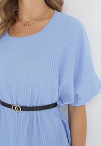 Born2be - Niebieska Plisowana Sukienka Pudełkowa z Paskiem Savima. Kolor: niebieski. Typ sukienki: oversize #2