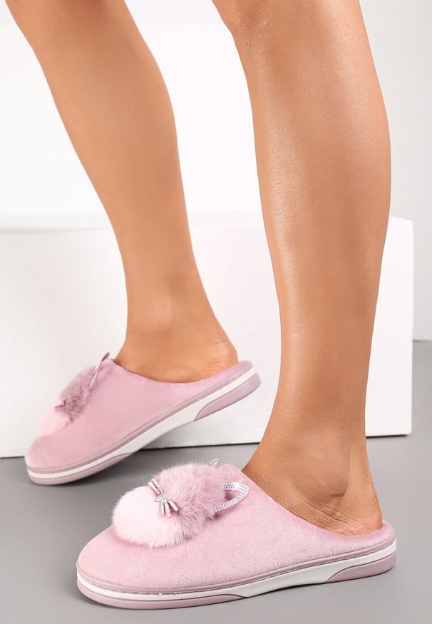 Renee - Różowe Kapcie Futrzane z Kotkiem Leze. Okazja: do domu. Nosek buta: okrągły. Kolor: różowy. Materiał: futro. Wzór: aplikacja. Styl: elegancki