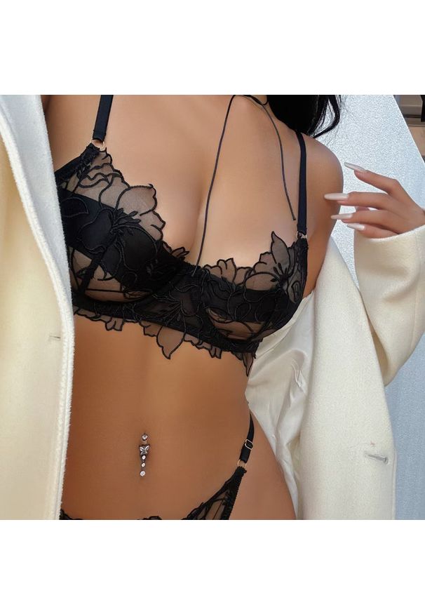 Intica - Komplet bielizny z koronki na romantyczne wieczory Gertrudes. Kolor: czarny. Materiał: koronka. Wzór: koronka